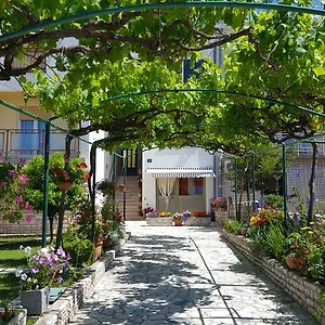https://apartments-paradiso-pula.pula-hotels.org